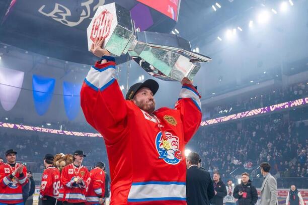 Český brankář Šimon Hrubec po vítězství v Lize mistrů v hokeji (Champions Hockey League) s ZSC Lions Český brankář Šimon Hrubec po vítězství v Lize mistrů v hokeji (Champions Hockey League) s ZSC Lions