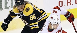 David Pastrňák v osobním souboji s Martinem Nečasem, zápas NHL mezi Bostonem a Carolinou