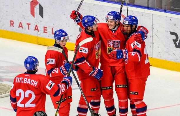 Hráči českého národního týmu U20 se radují po vstřelení gólu v zápase na přípravném Turnaji 5 zemí v Chomutově Hráči českého národního týmu U20 se radují po vstřelení gólu v zápase na přípravném Turnaji 5 zemí v Chomutově