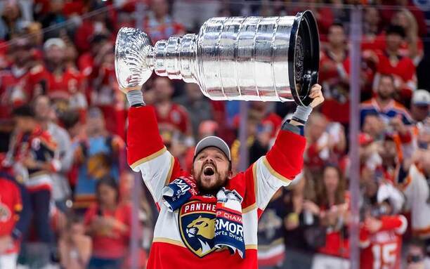 Útočník Floridy Panthers Sam Reinhart se raduje ze zisku Stanley Cupu.