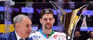 V sezoně 2022/23 získal Pohár Jaroslava Pouzara klub HC Dynamo Pardubice