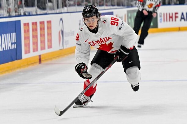 Kanadský hokejista Connor Bedard v prvním utkání na MS v hokeji 2024 vstřelil dva góly, dnes sledujte zápas Kanada - Dánsko