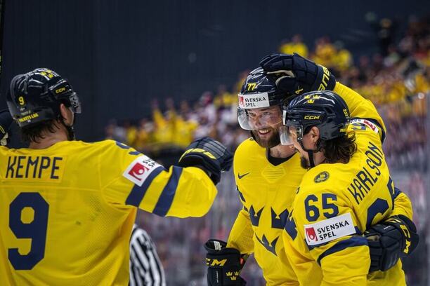 Adrian Kempe, Victor Hedman a Erik Karlsson oslavují gól Švédska na MS v hokeji 2024