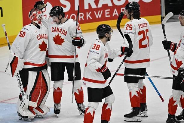 Kanadští reprezentanti na MS v hokeji 2024 oslavují výhru nad Dánskem, dnes se Kanada střetne s Rakouskem
