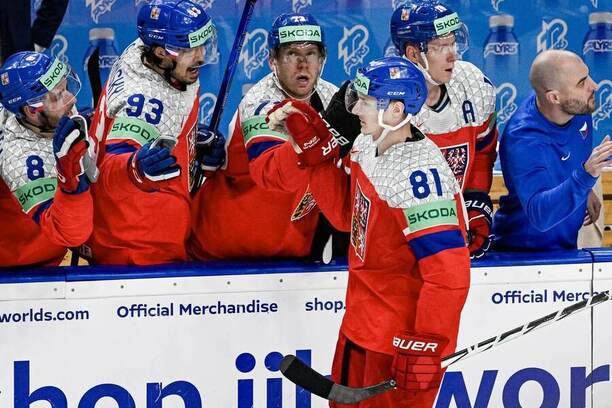 Dominik Kubalík přijímá gratulace ke gólu v utkání s Rakouskem, dnes se Česko na MS v hokeji 2024 utká s Velkou Británií
