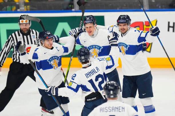 Reprezentanti Finska oslavují úvodní gól v zápase s Kanadou na MS v hokeji 2024 v Praze, střelec Jesse Puljujärvi uprostřed