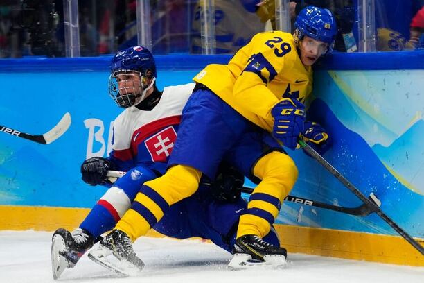 Slovensko a Švédsko se střetnou v zápase základní skupiny B na MS v hokeji 2024, momentka ze vzájemného duelu na ZOH 2022