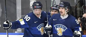 Hanne Björninen, Pekka Jormakka a Saku Mäenalanen slaví důležitý první gól Finska v zápase s Dánskem na MS v hokeji 2024