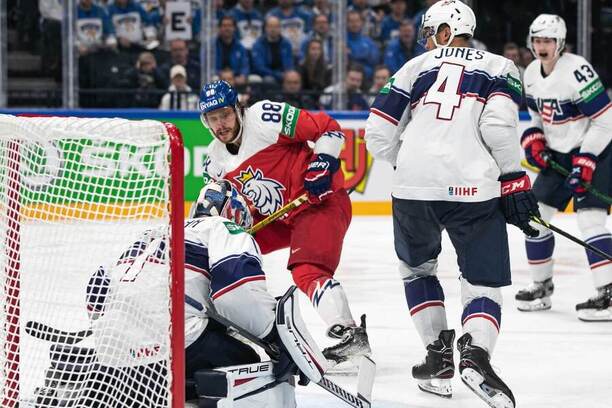 Česko a USA se střetnou ve čtvrtfinále na MS v hokeji 2024, momentka ze zápasu o 3. místo na MS 2022, David Pastrňák střílí