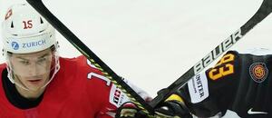 Skřížené hokejky Gregoryho Hofmanna (Švýcarsko) a Leonharda Pfoderla, momentka ze zápasu Švýcarsko vs. Německo na MS v hokeji 2024 (Německo), 