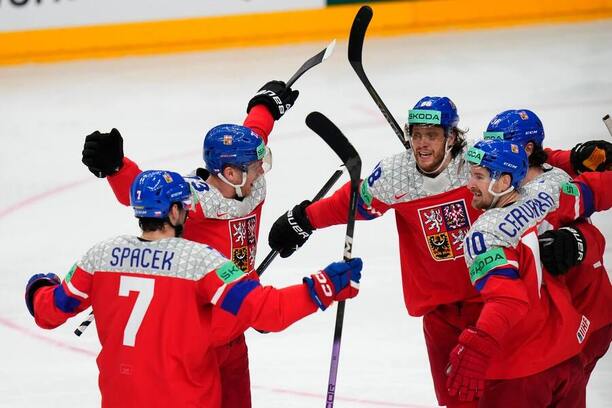 MS v hokeji 2024: Čeští hokejisté oslavují jediný gól v utkání s USA, který je posunul do semifinále proti Švédsku