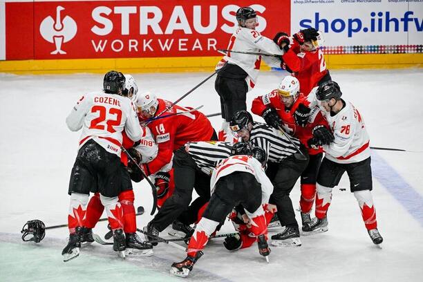 Potyčka v zápase Kanada vs. Švýcarsko na MS v hokeji 2024, oba týmy se teď střetnou v semifinále