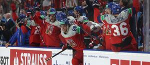 Čeští reprezentanti na MS v hokeji 2024 v Praze oslavují postup do semifinále