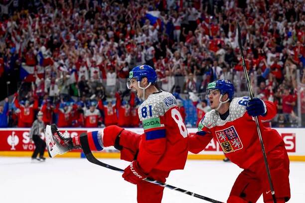 Reprezentanti Dominik Kubalík a David Kämpf se radují z jednoho ze sedmi semifinálových gólů, které nasměrovaly Česko do finále MS v hokeji 2024 proti Švýcarsku