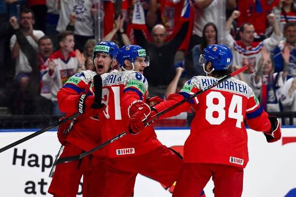 Martin Nečas, Dominik Kubalík a Tomáš Kundrátek se na MS v hokeji 2024 radují z prvního gólu v semifinále