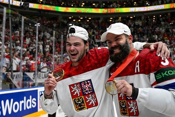 Obránci české reprezentace David Špaček a Radko Gudas se zlatou medailí z MS v hokeji 2024