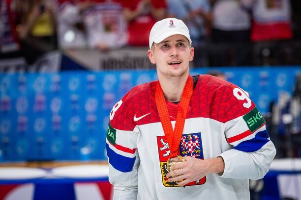 Martin Nečas pomohl Česku získat zlato na MS, zatím není jisté, za koho bude hrát v NHL