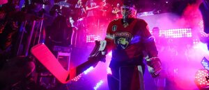 Brankář Floridy Sergei Bobrovsky nastupuje k zápasu finále Stanley Cupu