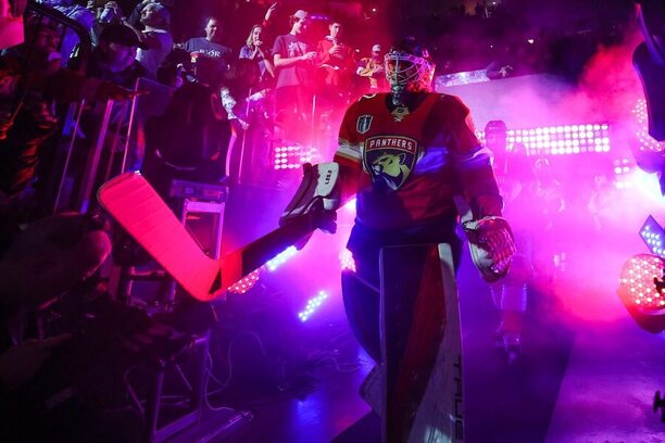 Brankář Floridy Sergei Bobrovsky nastupuje k zápasu finále Stanley Cupu
