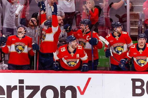 Hokejisté Florida Panthers oslavují svůj postup do finále play off NHL 2024, o Stanley Cup si zahrají s Edmonton Oilers