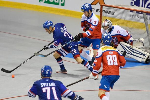 Zápas mezi Českem a Slovenskem na hokejbalovém šampionátu, oba týmy se zúčastní i MS v hokejbalu 202