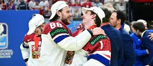 David Pastrňák a Lukáš Dostál se radují po zisku zlaté medaile na MS v hokeji, oba jsou mezi finalisty ankety Zlatá hokejka 2024
