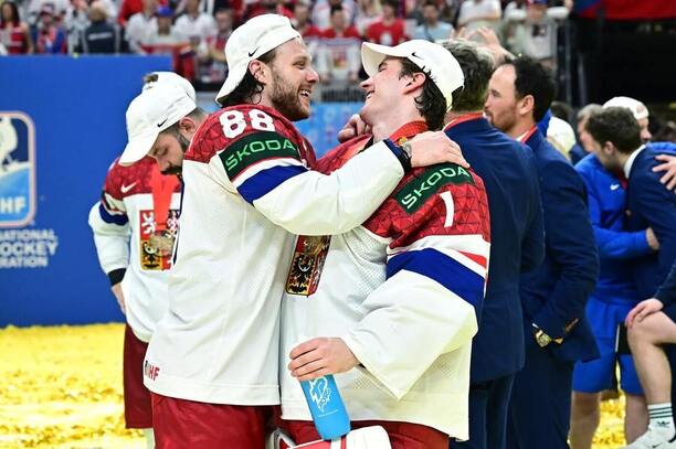 David Pastrňák a Lukáš Dostál se radují po zisku zlaté medaile na MS v hokeji, oba jsou mezi finalisty ankety Zlatá hokejka 2024