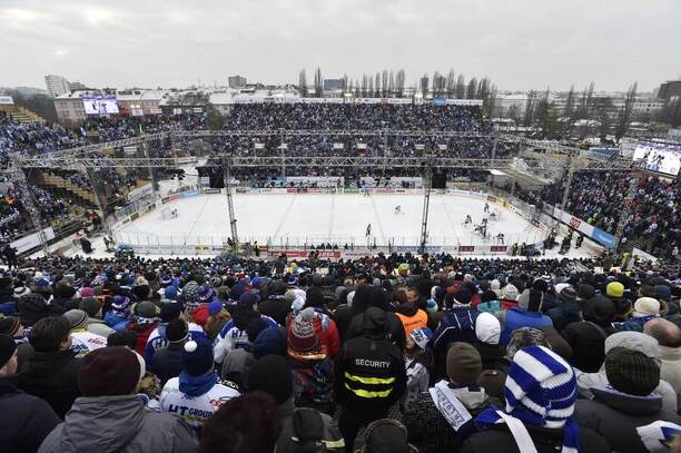 Momentka ze zápasu pod širým nebem mezi Kometou a Plzní v roce 2016, oba kluby se zúčastní Winter Hockey Games 2024