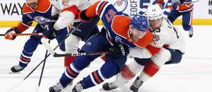 Finále play off NHL 2024: Útočník Edmontonu Connor McDavid a obránce Floridy Anton Lundell ve čtvrtém finále Stanley Cupu