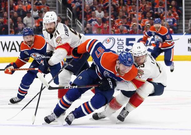 Finále play off NHL 2024: Útočník Edmontonu Connor McDavid a obránce Floridy Anton Lundell ve čtvrtém finále Stanley Cupu