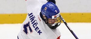 Největší český prospekt na draftu NHL 2024 Adam Jiříček střílí v zápase české reprezentace U18 na Hlinka-Gretzky Cupu 2023