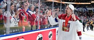 Kapitán české reprezentace Roman Červenka se zdraví s fanoušky po vítězství na MS v hokeji 2024