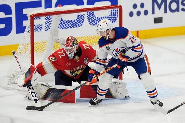 Nejlepší střelec letošního play off NHL Zach Hyman z Edmontonu vs. brankář Floridy Sergei Bobrovsky. Sledujte finále Stanley Cupu 2024 živě na Fortuna TV.