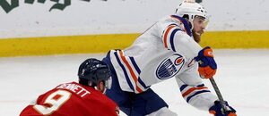 Finále Stanley Cup NHL 2024, Florida vs. Edmonton, Connor McDavid (Oilers) střílí na branku, stíhá ho Sam Bennet (Panthers)
