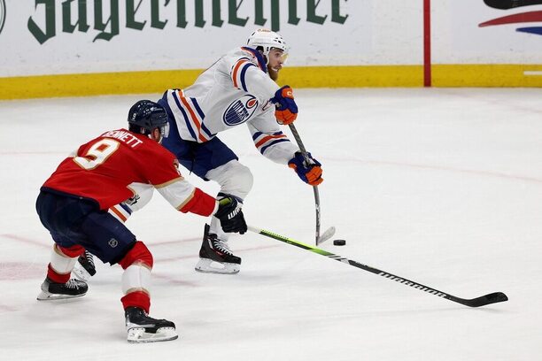Finále Stanley Cup NHL 2024, Florida vs. Edmonton, Connor McDavid (Oilers) střílí na branku, stíhá ho Sam Bennet (Panthers)