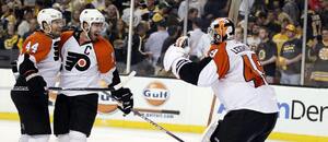 Hokejisté Philadelphia Flyers slaví postup přes Boston Bruins v play off NHL 2010. V sérii dokonali obrat z 0:3 na 4:3, stejně otočili i sedmý zápas