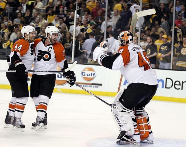 Hokejisté Philadelphia Flyers slaví postup přes Boston Bruins v play off NHL 2010. V sérii dokonali obrat z 0:3 na 4:3, stejně otočili i sedmý zápas