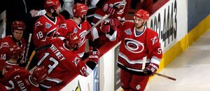 František Kaberle z Caroliny se raduje po gólu v 7. finále play off NHL 2006 proti Edmontonu. Jeho branka byla nakonec vítězná.