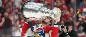 Hokejista Vladimir Tarasenko poté, co s Floridou v play off NHL 2024 vyhrál svůj druhý Stanley Cup