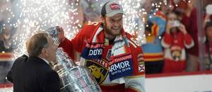 Aleksander Barkov přebírá Stanley Cup pro vítěze play off NHL 2024.