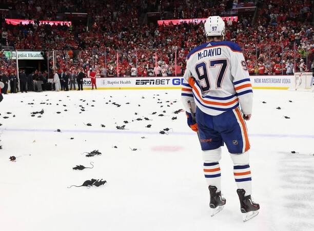 Connor McDavid po prohraném 7. finále Stanley Cupu.