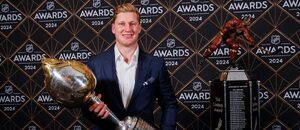 Útočník Nathan MacKinnon s nejcennějšími individuálními trofejemi NHL.