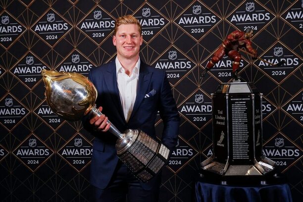 Útočník Nathan MacKinnon s nejcennějšími individuálními trofejemi NHL.