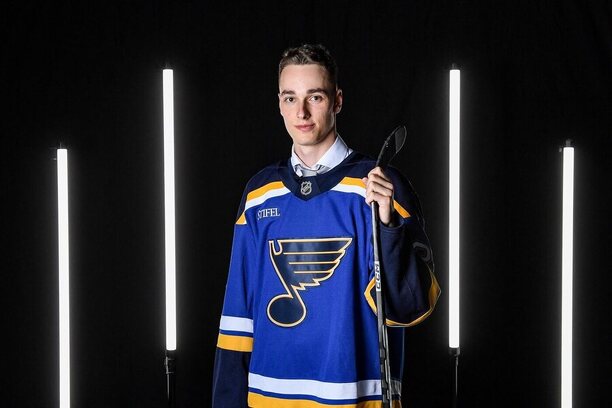 Obránce Adama Jiříčka si v 1. kole draftu NHL vybralo St. Louis Blues.