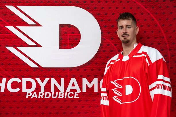 Roman Červenka v dresu HC Dynamo Pardubice, svého nového klubu.