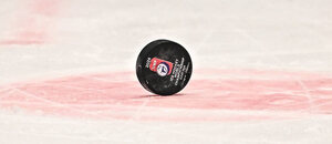 Hokejový puk, fotka z MS v ledním hokeji 2024