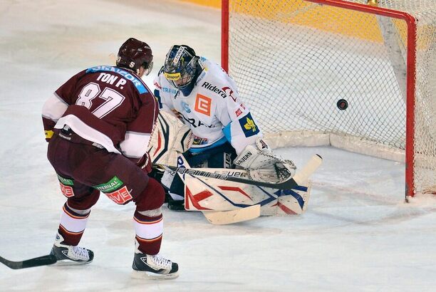 Jeden z historicky nejlepších extraligových střelců ELH Petr Ton dává gól Romanu Málkovi, zápas Sparta vs. Liberec v sezoně 2012/13