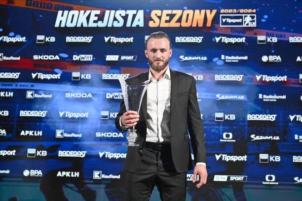 Tomáš Filippi s cenou pro Hokejistu sezony Tipsport ELH (2023/24)