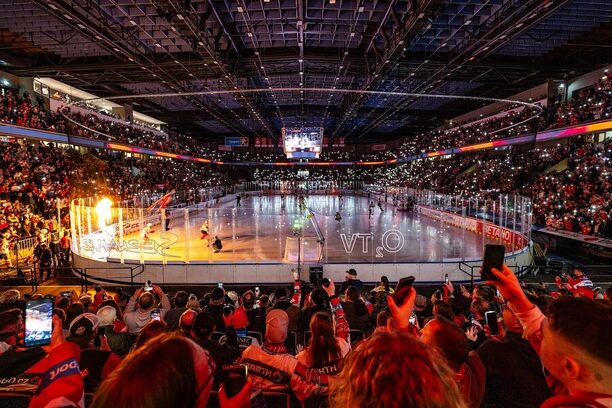 Atmosféra v pardubické Enteria areně, zápas Tipsport ELH mezi HC Dynamo Pardubice a Mountfield HK