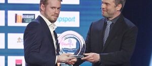 Filip Chlapík přebírá trofej Nejproduktivnější hokejista ELH (2021/22, HC Sparta Praha)